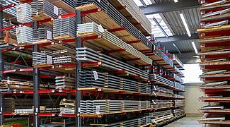 [Translate "International (Spain)"] [Translate "Spain"] Offener Gang einer Verfahranlage. Die restlichen Kragarmregale werden zusammengeschoben.