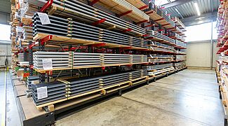 [Translate "International (Spain)"] [Translate "Spain"] Sobald der Gang komplett geöffnet ist, kann man die Kragarmregale bedienen.