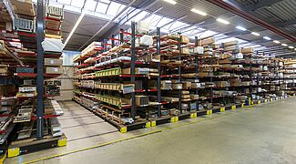 [Translate "International (Spain)"] [Translate "Spain"] Die doppelseitigen Kragarmregale sind auf robusten Verfahrwagen montiert. Diese werden elektronisch angetrieben.